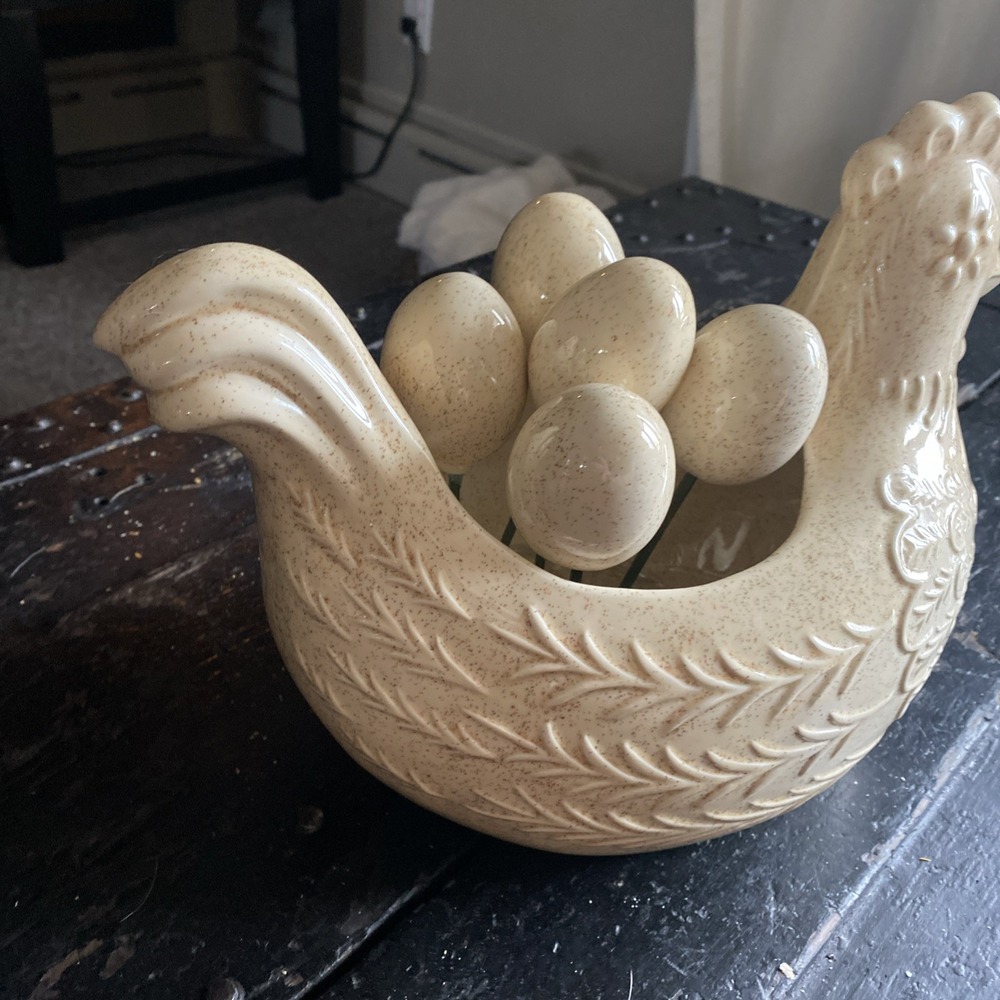 Chicken CENTERPIECE with 5 EGGS - Tan Speckled Finish - 10.5 long X 8" high - Picture 3 of 5